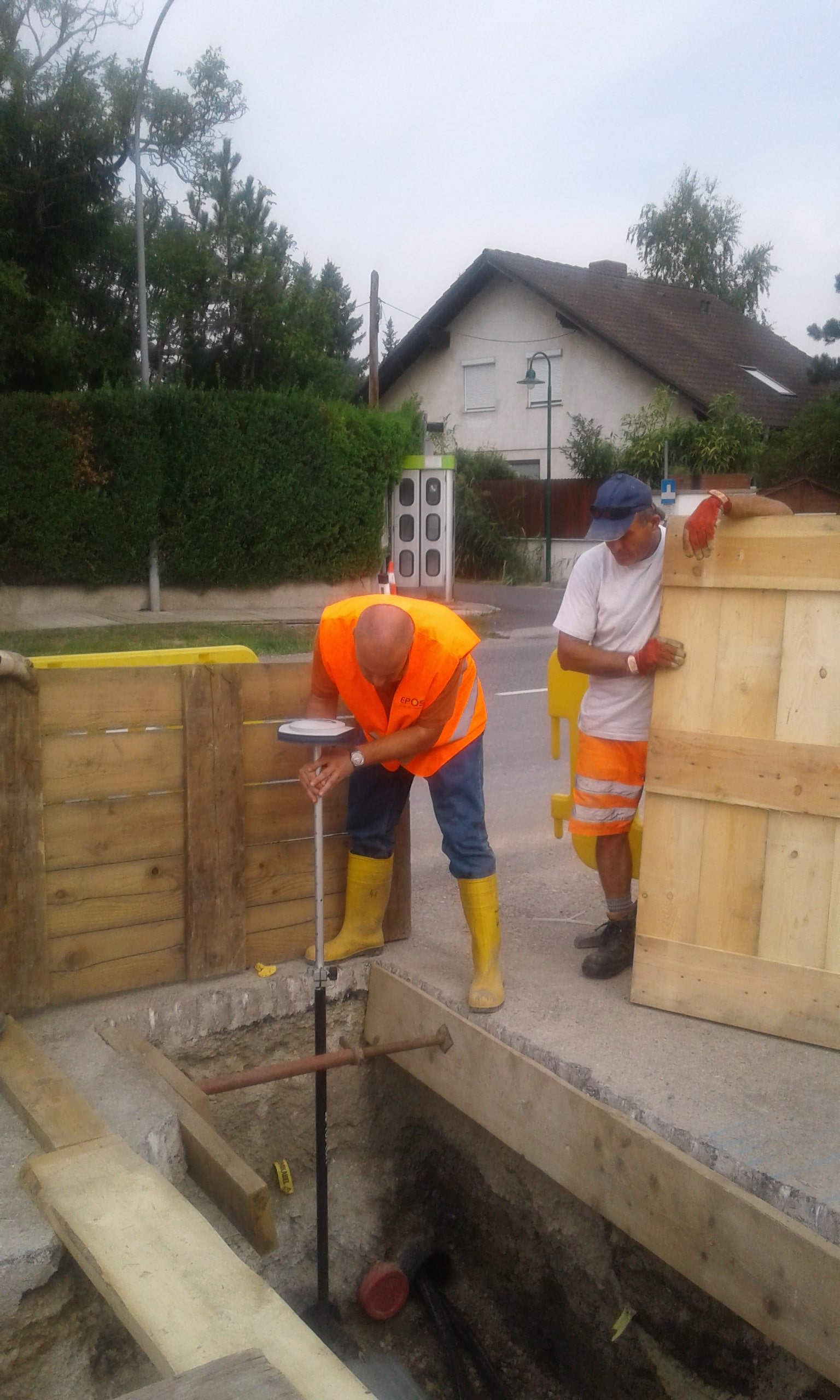 Mitarbeiter der Wiener Netze bei der Vermessung von Stromleitungen mithilfe von EPOSA