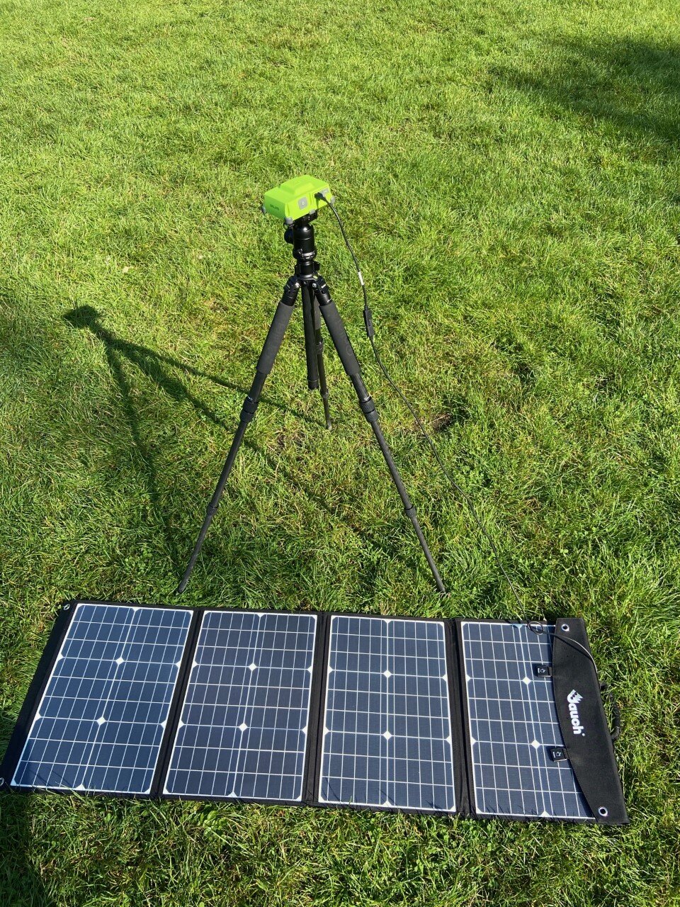 Triumph-2 mit Solarpanel zum GNSS-Monitoring in Alaska