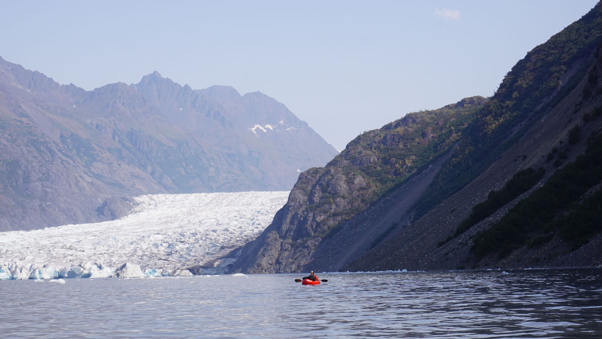 Im Rahmen der Vorerkundung besichtigten die Forscher aus Aachen und Alaska die steilen Felshänge,
Quellen und Spalten entlang des Grewingk Sees mittels Packrafts